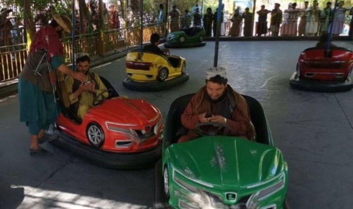 Taliban üyeleri kuğulu deniz bisikletinde görüntülendi