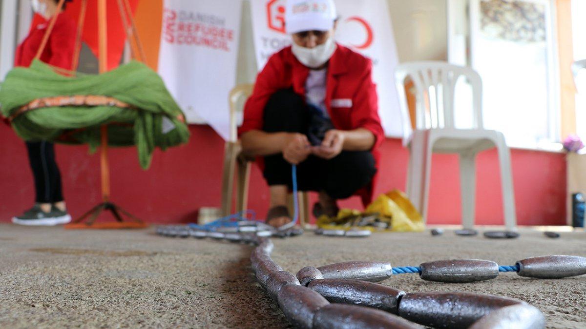 Hatay'da balık ağları, kadınların maharetli elleriyle örülüyor