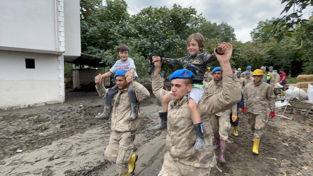 Kastamonu'da sel felaketinin yaraları, jandarmanın desteğiyle sarıldı