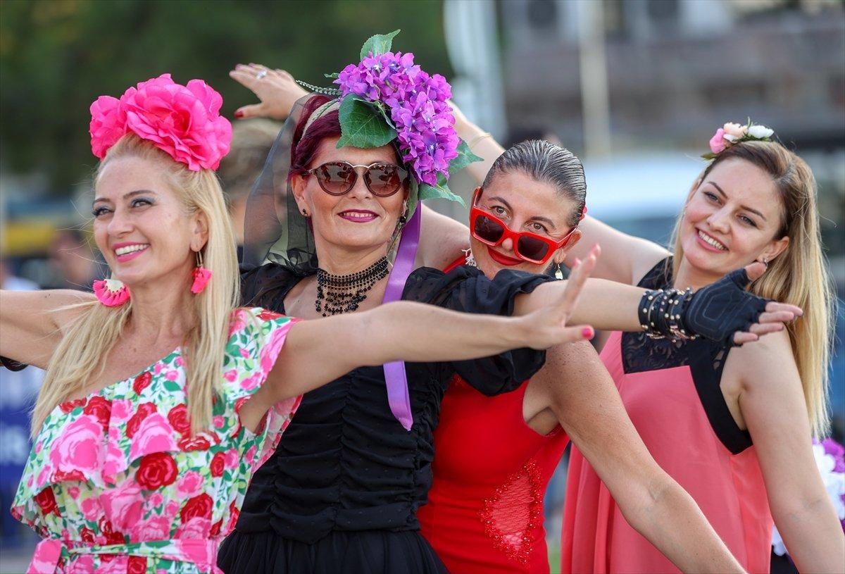 İzmir'de Süslü Kadınlar, pedal çevirdi