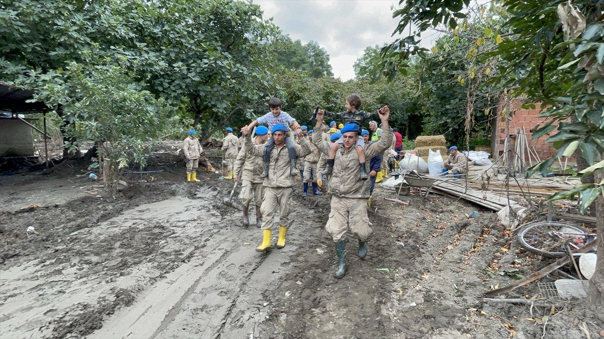 Kastamonu'da sel felaketinin yaraları, jandarmanın desteğiyle sarıldı