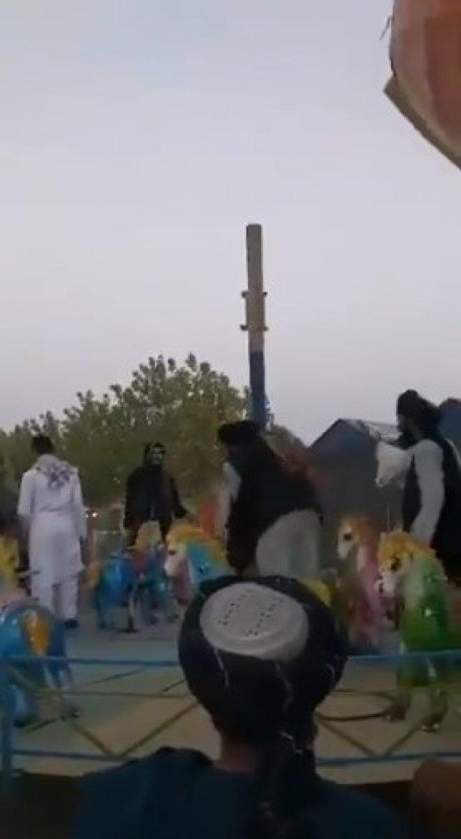 Taliban üyeleri kuğulu deniz bisikletinde görüntülendi