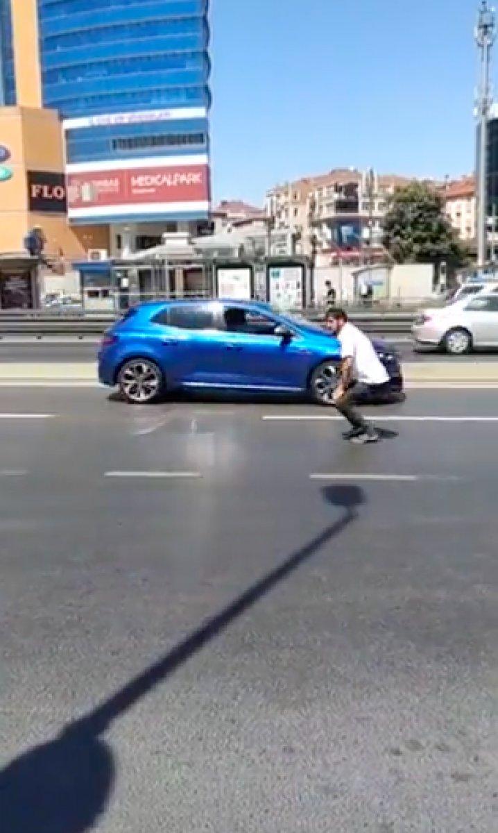İstanbul'da yol ortasında namaz kılan provokatöre 'kıblen yanlış' tepkisi
