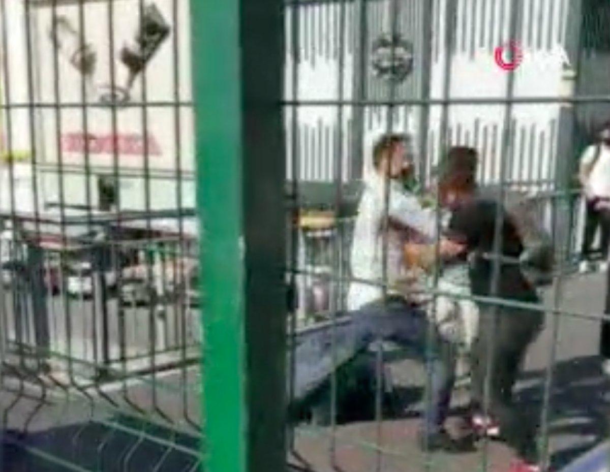 Avcılar'da seyyar satıcılar, birbirlerine tekme ve tokatlarla saldırdı