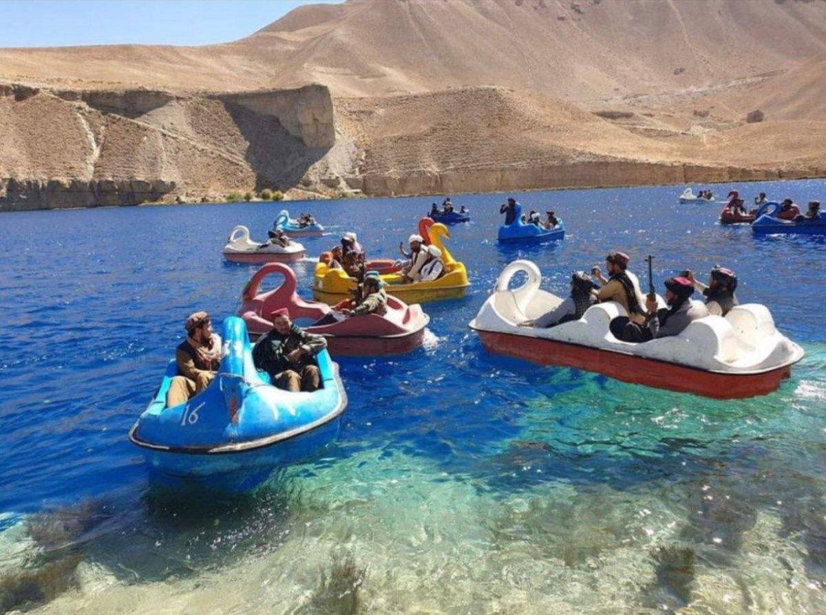 Taliban üyeleri kuğulu deniz bisikletinde görüntülendi