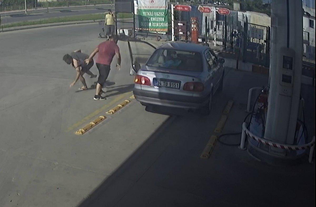 Sakarya’da, sürücüyü yaka paça dışarı atıp otomobili gasbetti