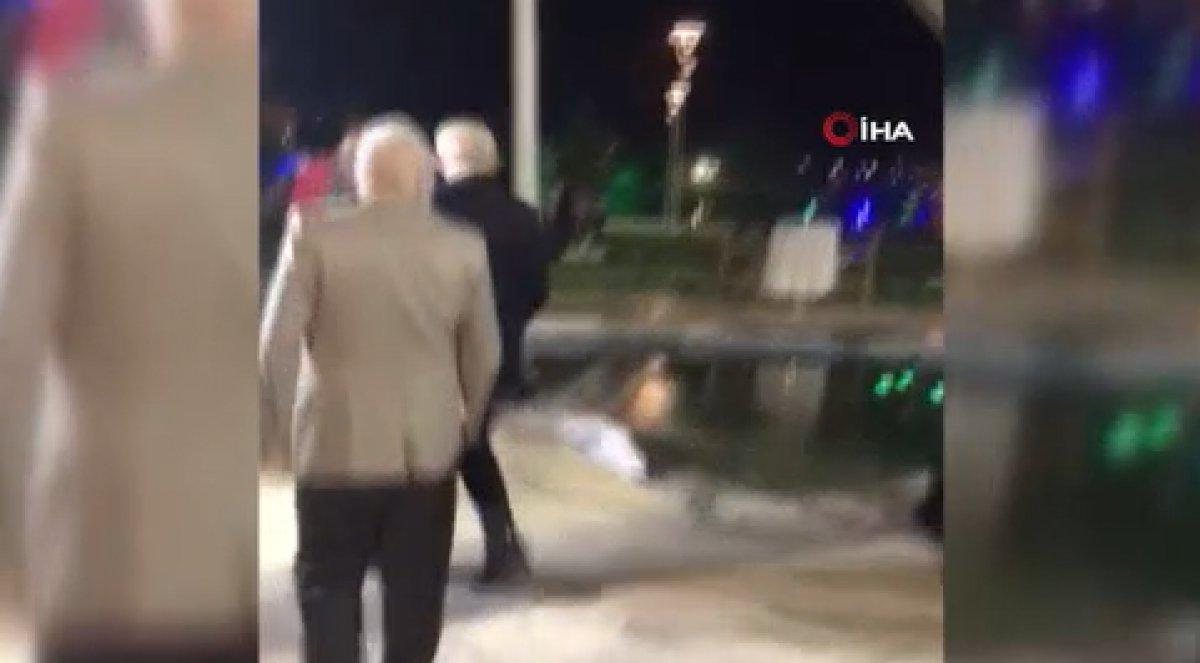Kılıçdaroğlu’nu takip eden kameraman havuza düştü