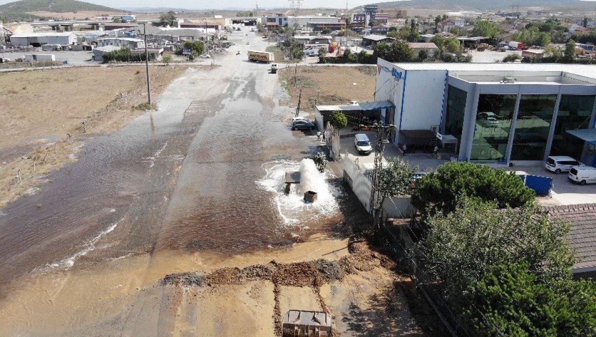 Sultanbeyli’de patlayan su borusu caddeyi göle çevirdi