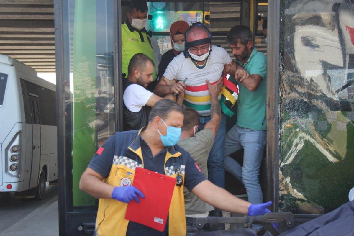 Kocaeli'de otobüsün kaza yapması sonucu yaralı yolcular kendini kaldırıma attı