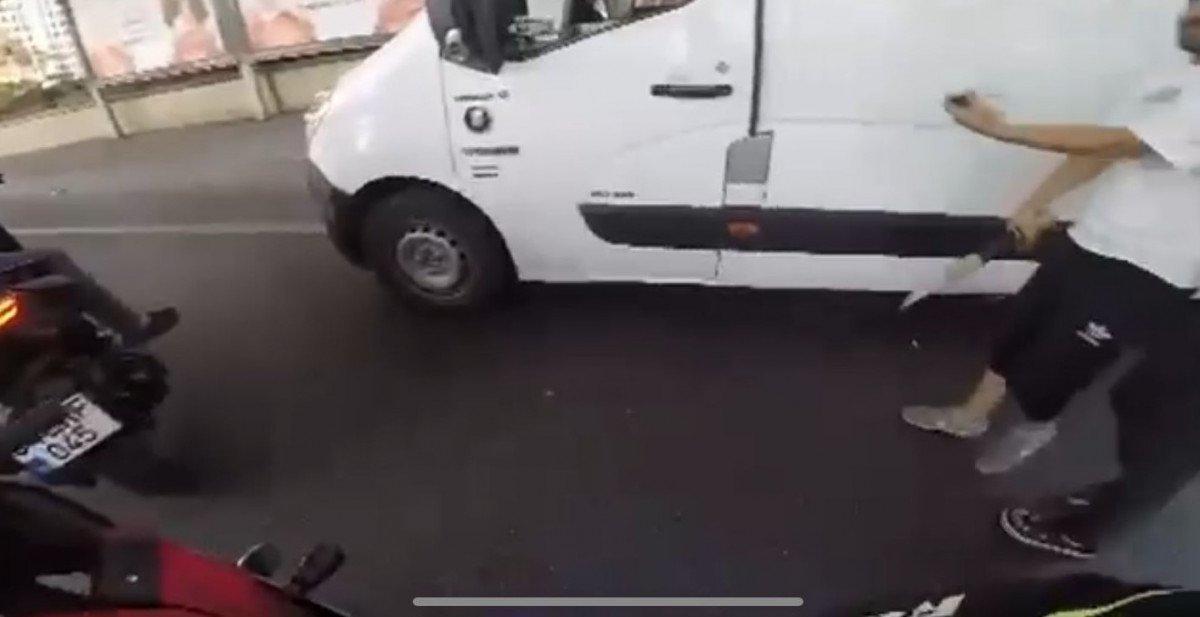 Sarıyer’de trafikte, ucuna bıçak bağlı sopa ile motosiklet sürücüsüne saldırdı
