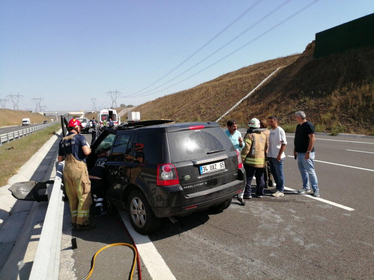 Tuzla’da kaza yapan cip sürücüsü, aracın içinde sıkıştı