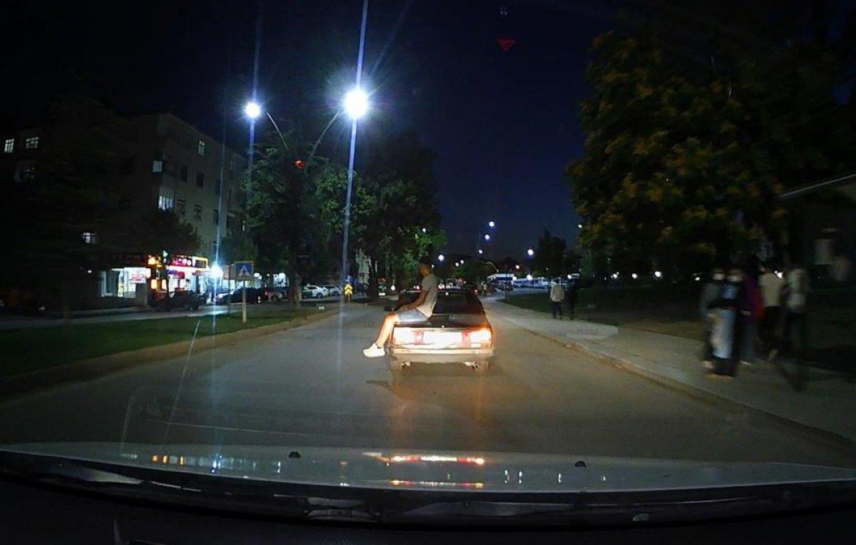 Elazığ'da otomobilin üzerinde tehlikeli yolculuk kamerada