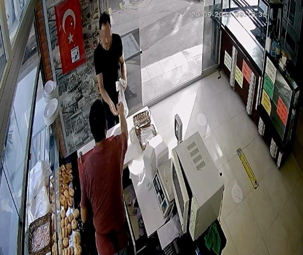 Antalya'da hırsız etrafındaki müşterilere rağmen yere düşen cüzdanı aldı