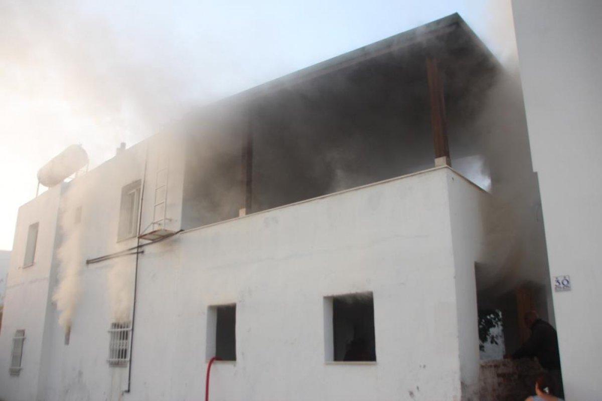 Muğla'da evi yanan kadın yangını gözyaşları içinde izledi