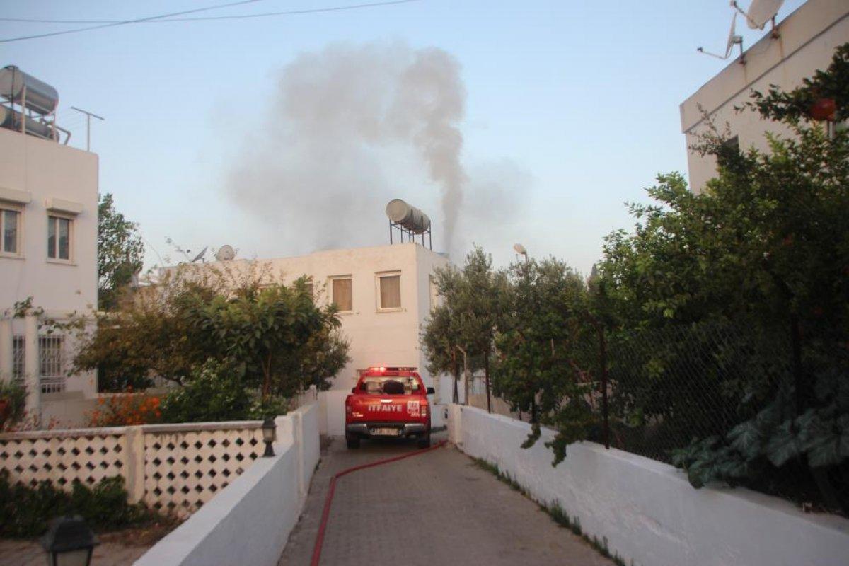 Muğla'da evi yanan kadın yangını gözyaşları içinde izledi