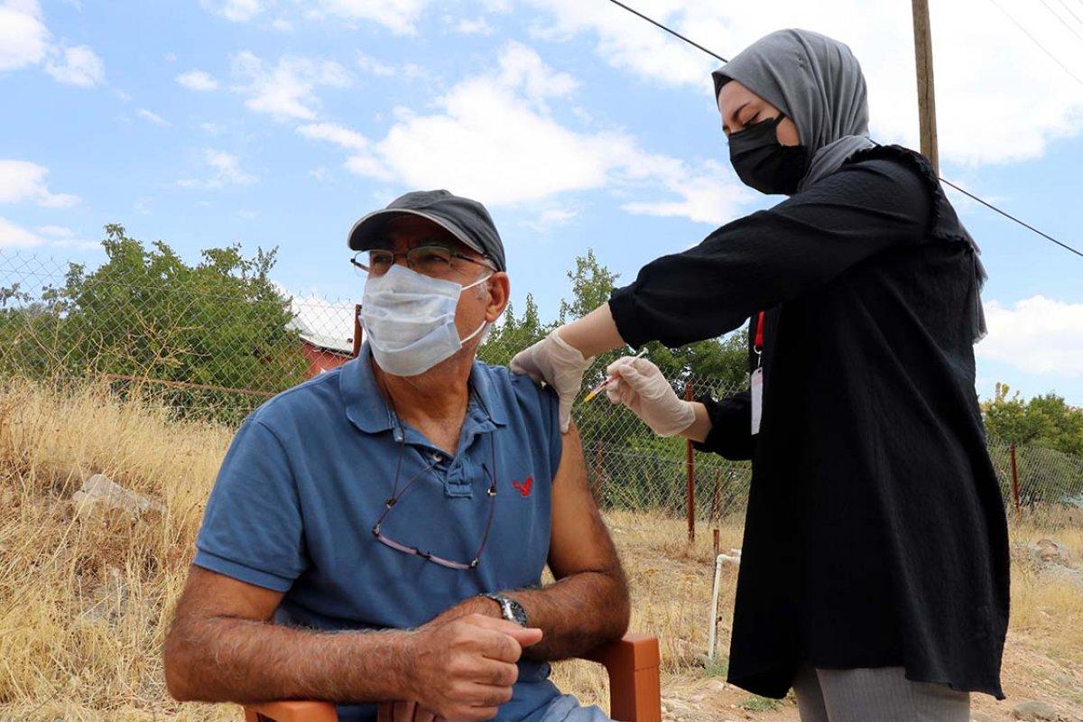 Elazığ'da anonsla çağrılan köylüler, taziye evinde koronavirüs aşısı oluyor