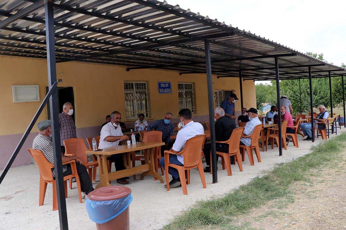 Elazığ'da anonsla çağrılan köylüler, taziye evinde koronavirüs aşısı oluyor