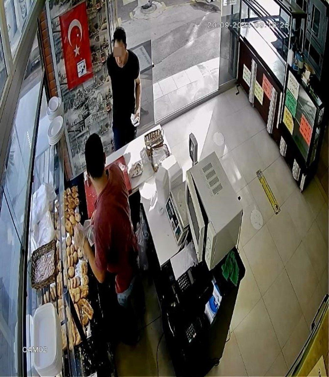 Antalya'da hırsız etrafındaki müşterilere rağmen yere düşen cüzdanı aldı