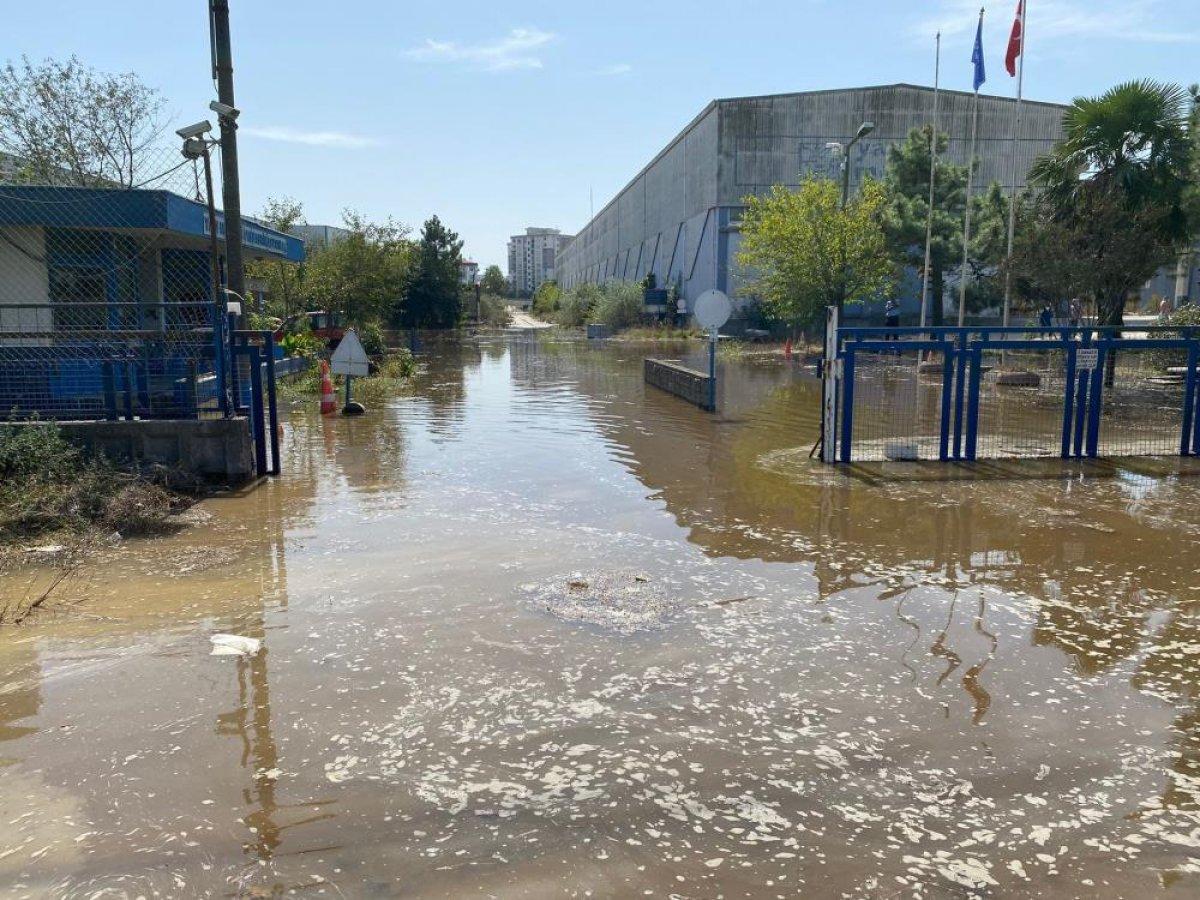Sultanbeyli’de patlayan su borusu caddeyi göle çevirdi