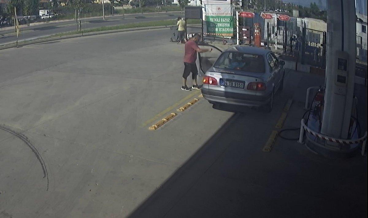 Sakarya’da, sürücüyü yaka paça dışarı atıp otomobili gasbetti