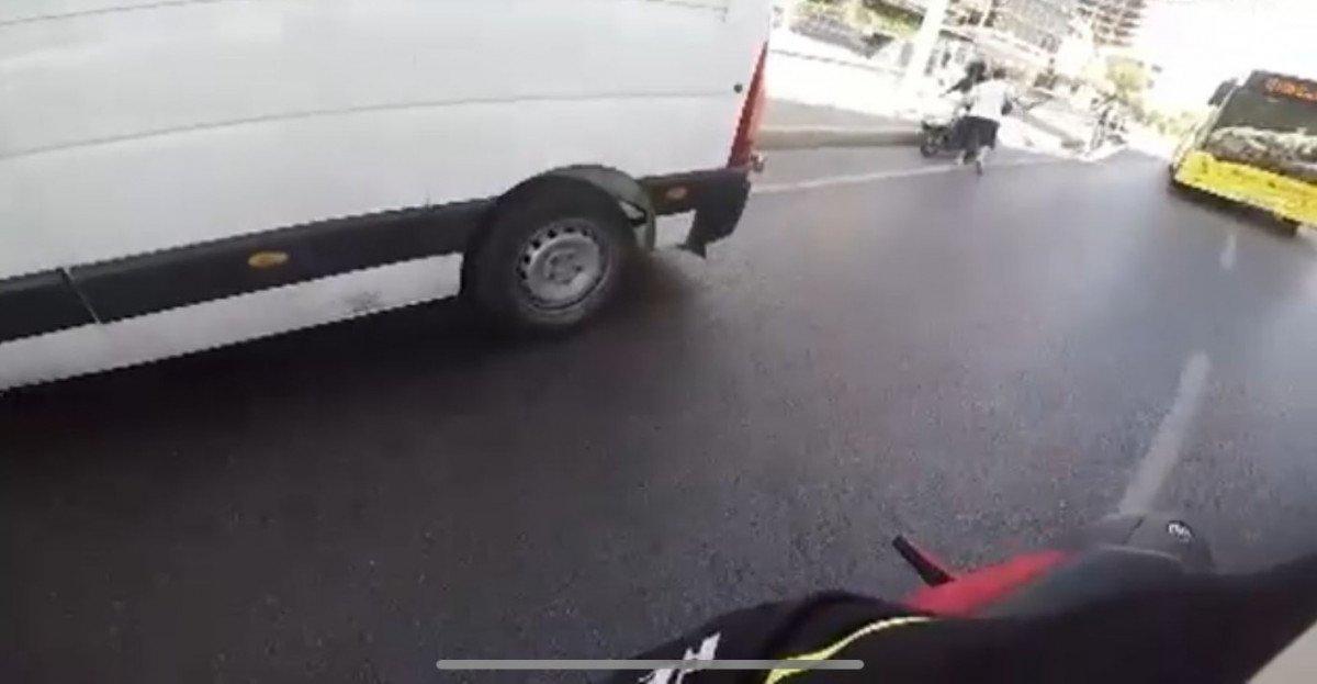 Sarıyer’de trafikte, ucuna bıçak bağlı sopa ile motosiklet sürücüsüne saldırdı