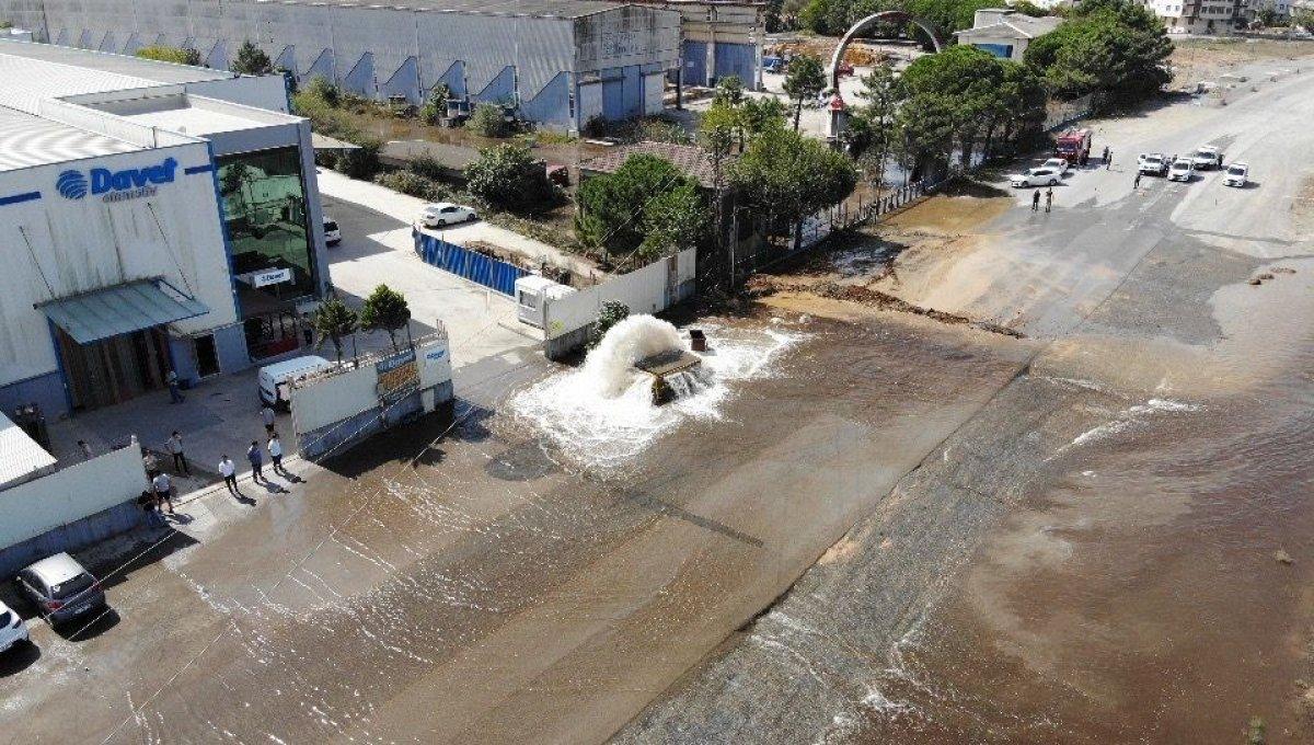 Sultanbeyli’de patlayan su borusu caddeyi göle çevirdi