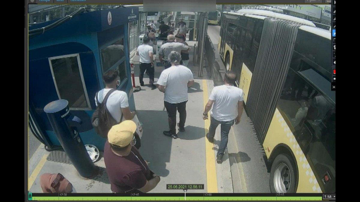 Avcılar'da metrobüste maske kavgası kör etti