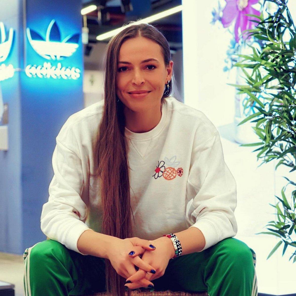 Eda Erdem, Ajda Pekkan'a 3’üncülük forması hediye etti