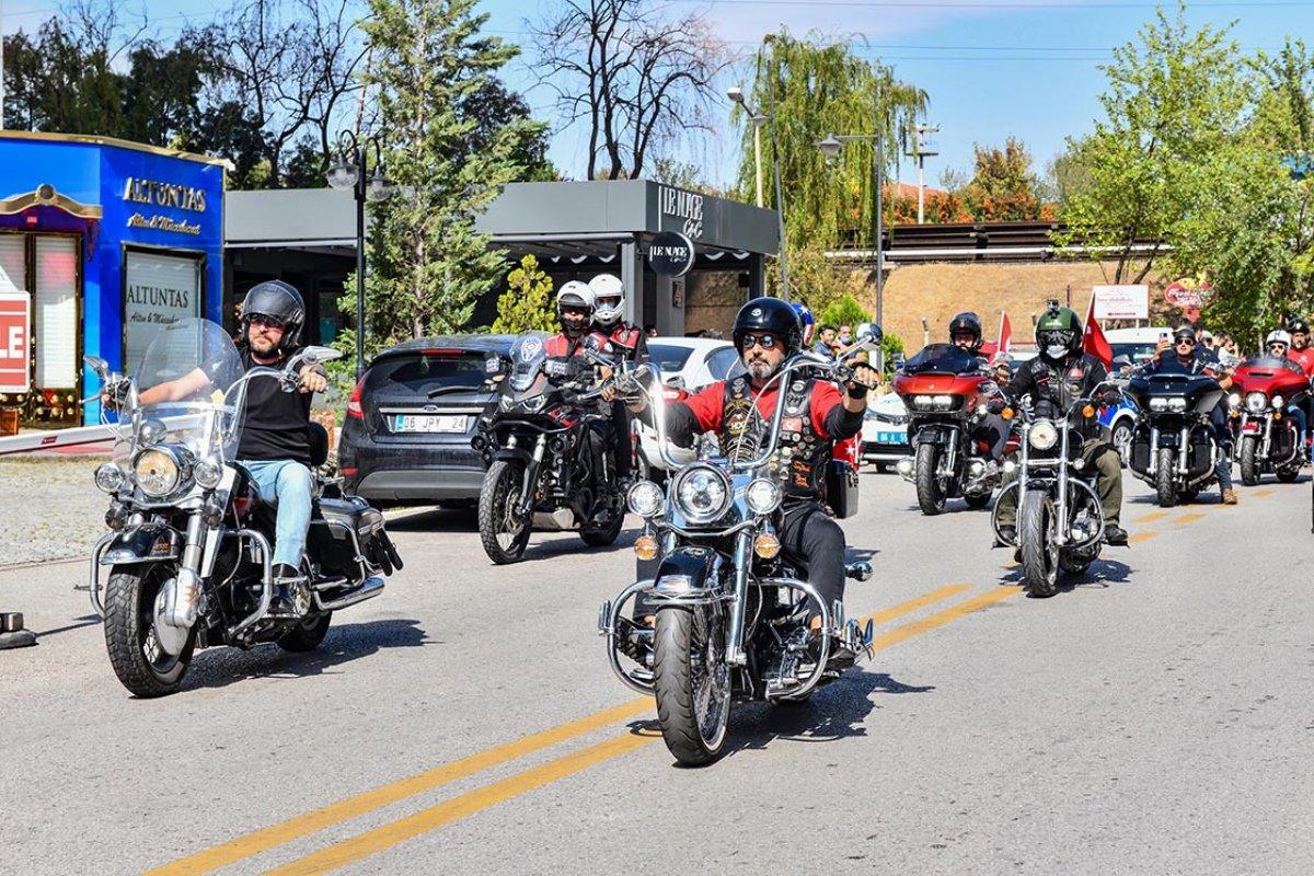Ankara'da 400 motosiklet tutkunu, gaziler için tur attı