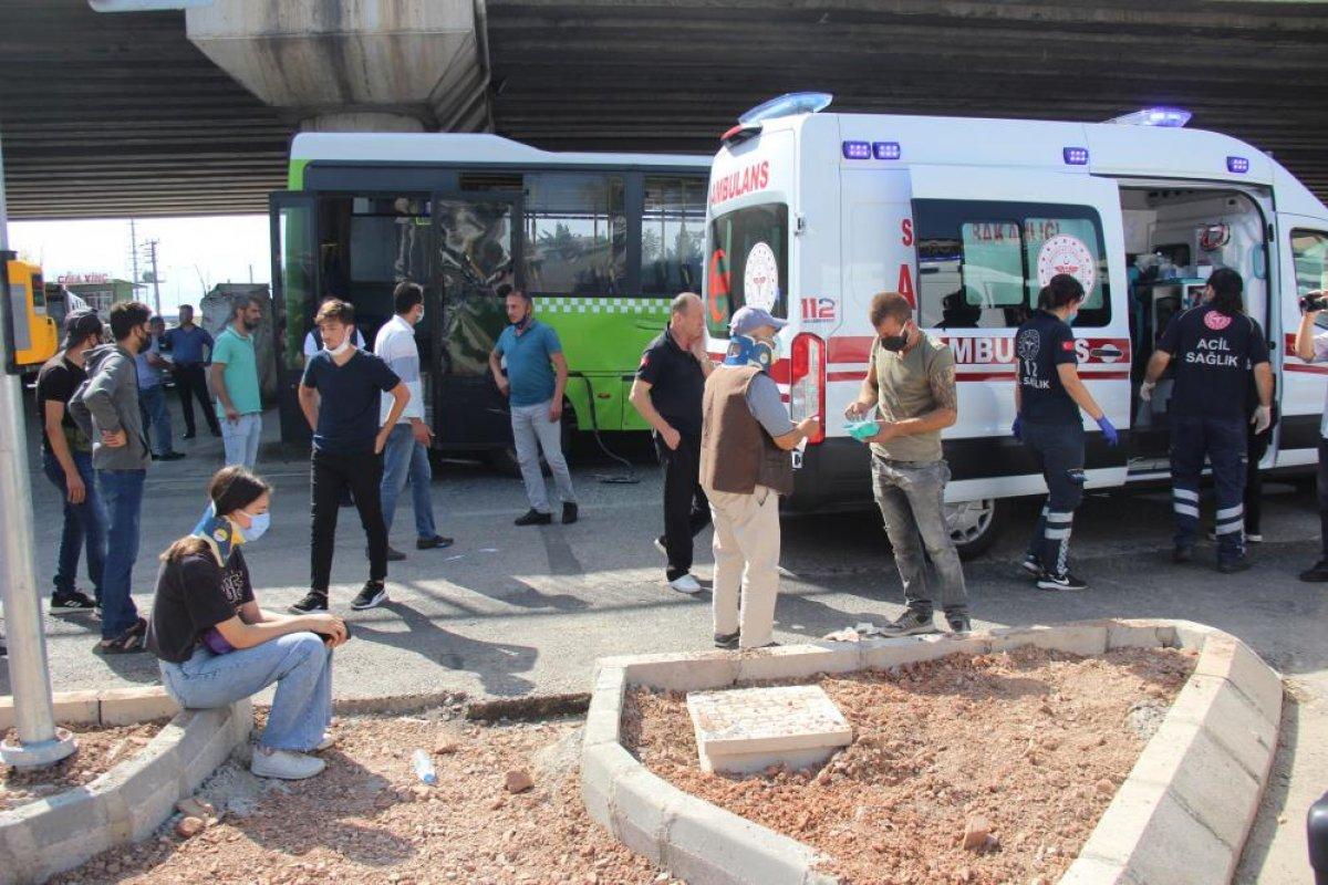 Kocaeli'de otobüsün kaza yapması sonucu yaralı yolcular kendini kaldırıma attı