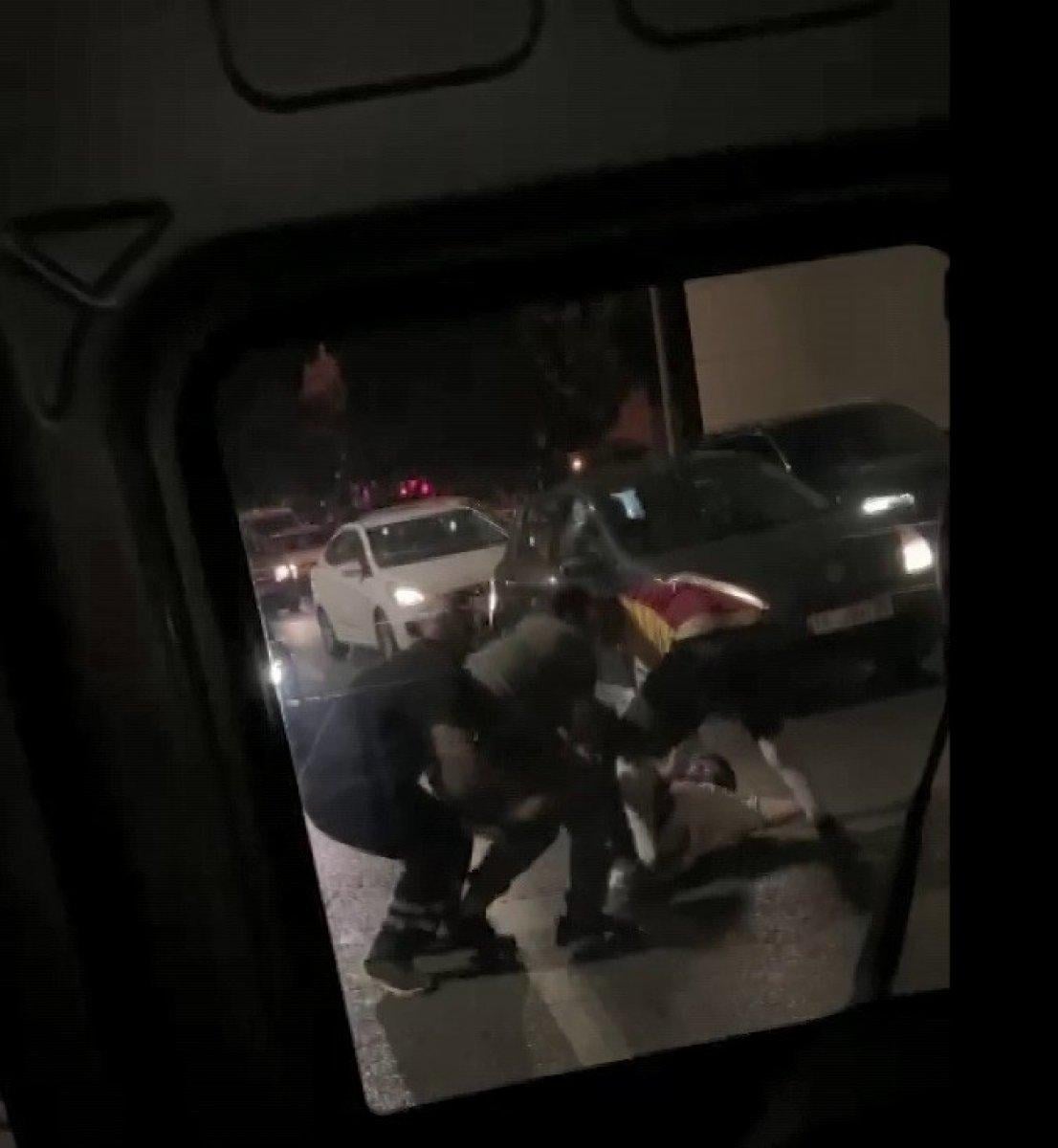 Pendik’te yol verme kavgasına tekmeler yumruklar konuştu