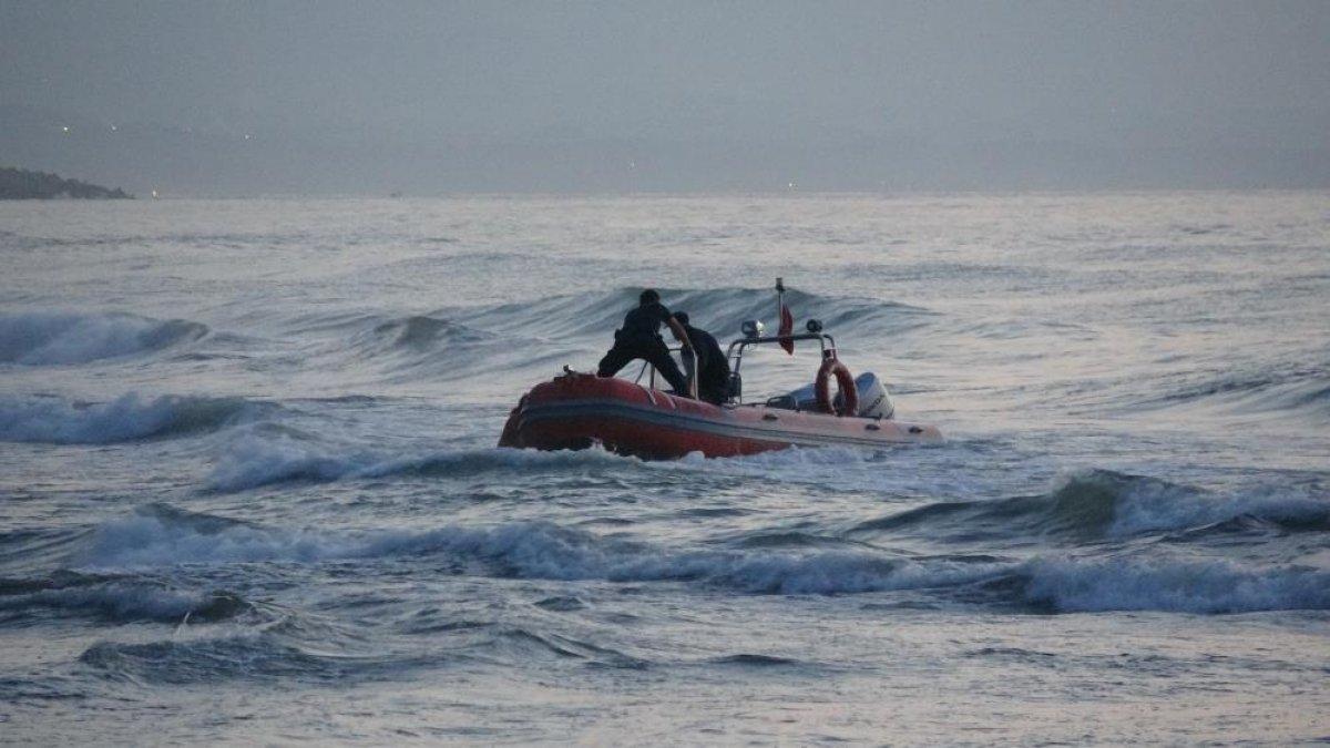 Zonguldak'ta denize giren gençlerden biri kurtarıldı, biri kayıp