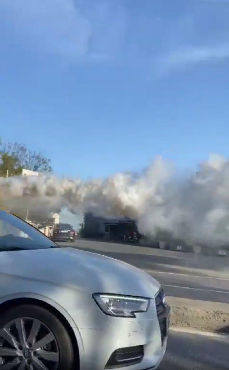 İstanbul'da arızalanan İETT, dumanlar çıkararak yoluna devam etti