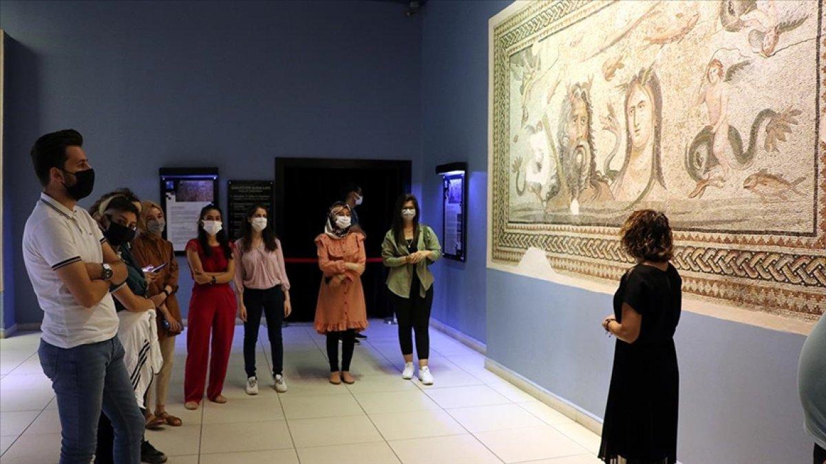 Gönüllü gençler Zeugma'da müzecilik deneyimi kazanıyor