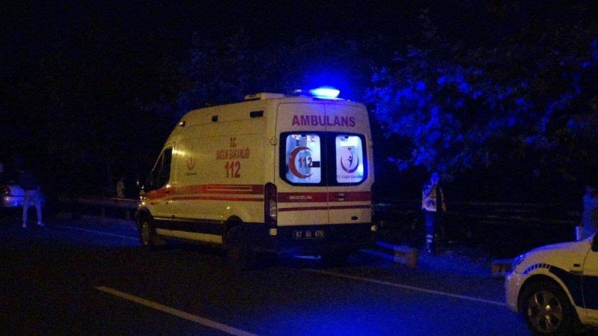 Zonguldak'ta denize giren gençlerden biri kurtarıldı, biri kayıp