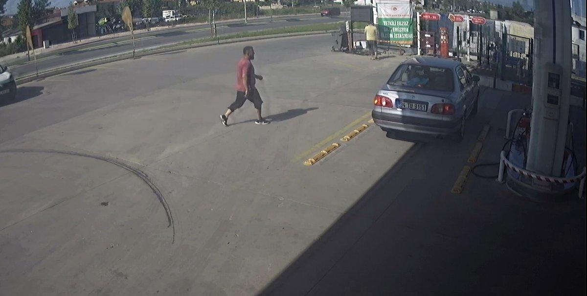 Sakarya’da, sürücüyü yaka paça dışarı atıp otomobili gasbetti