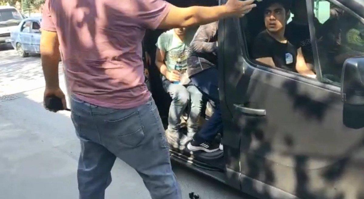 Sultangazi'de minibüste 19 kaçak göçmen yakalandı