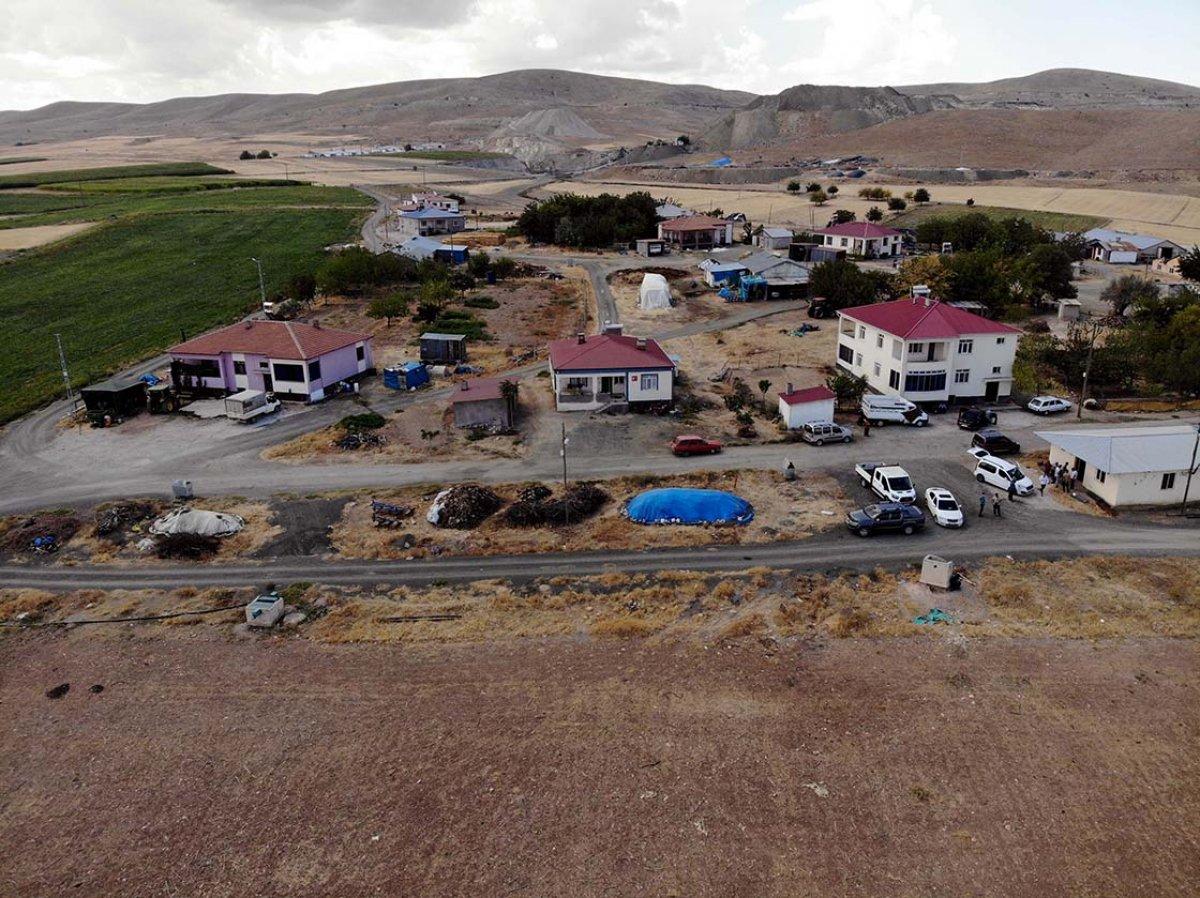 Elazığ'da anonsla çağrılan köylüler, taziye evinde koronavirüs aşısı oluyor