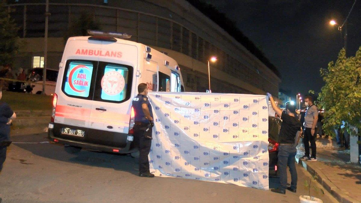 Küçükçekmece'de otomobilin içinde ceset bulundu