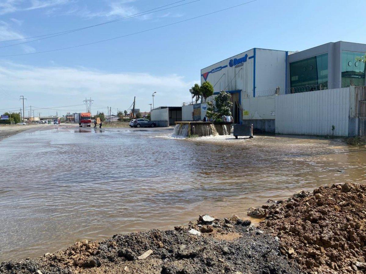 Sultanbeyli’de patlayan su borusu caddeyi göle çevirdi