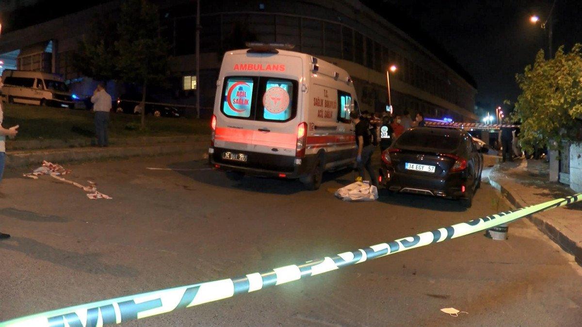 Küçükçekmece'de otomobilin içinde ceset bulundu