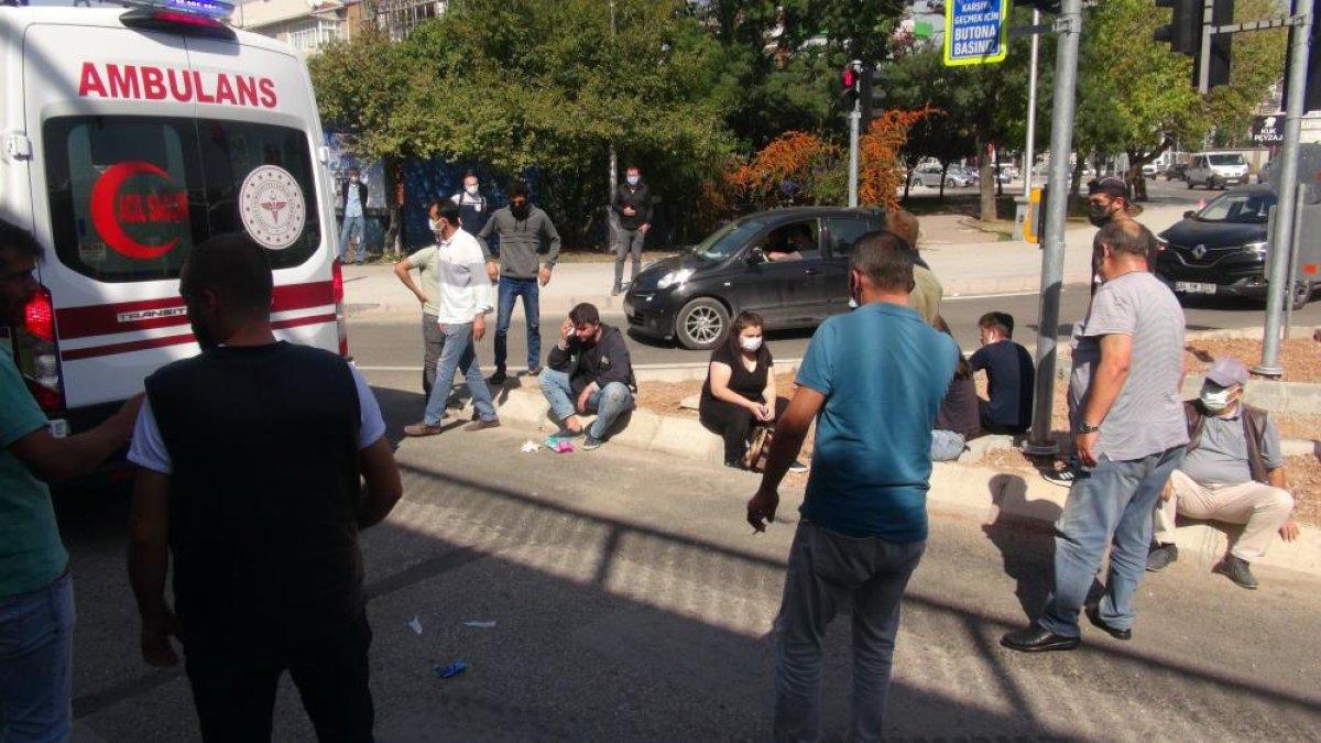 Kocaeli'de otobüsün kaza yapması sonucu yaralı yolcular kendini kaldırıma attı