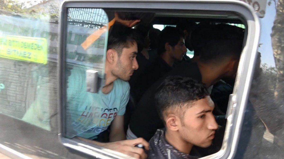 Sultangazi'de minibüste 19 kaçak göçmen yakalandı