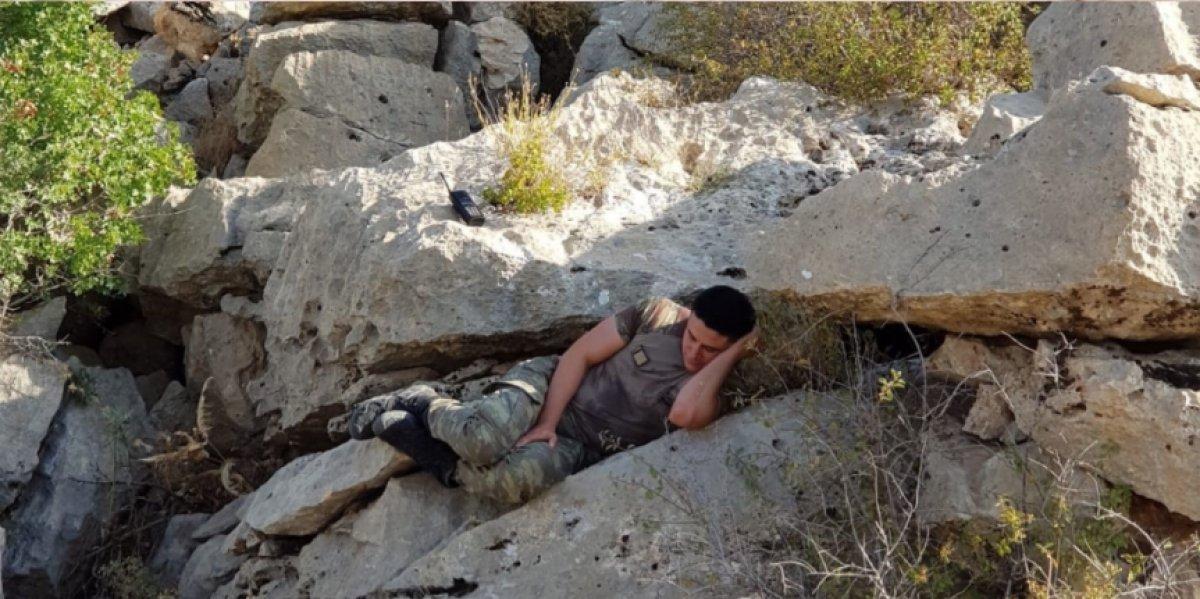 Mehmetçik'in Gabar'da dinlenme anı