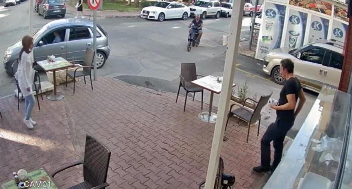 Antalya'da hırsız etrafındaki müşterilere rağmen yere düşen cüzdanı aldı