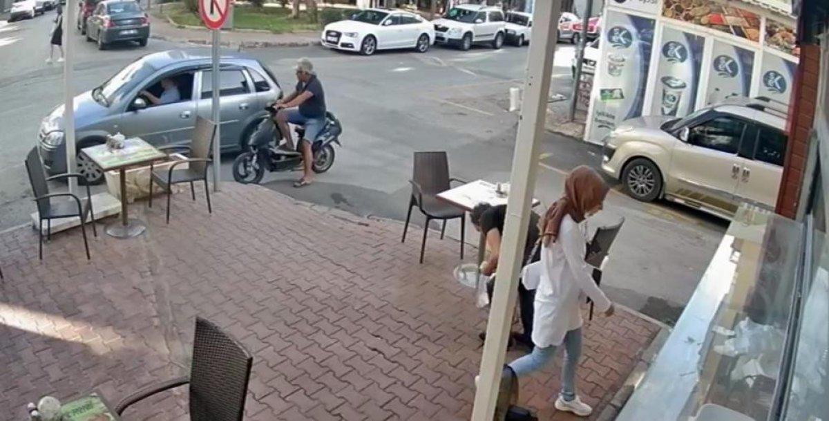 Antalya'da hırsız etrafındaki müşterilere rağmen yere düşen cüzdanı aldı