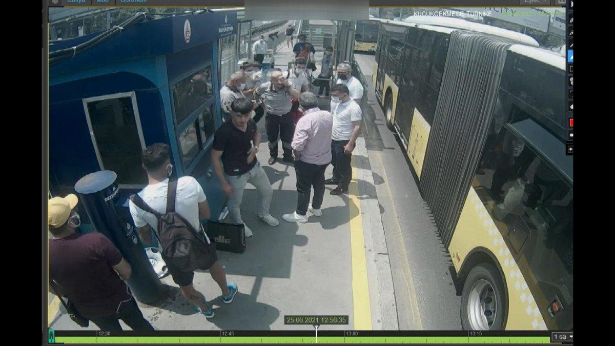 Avcılar'da metrobüste maske kavgası kör etti