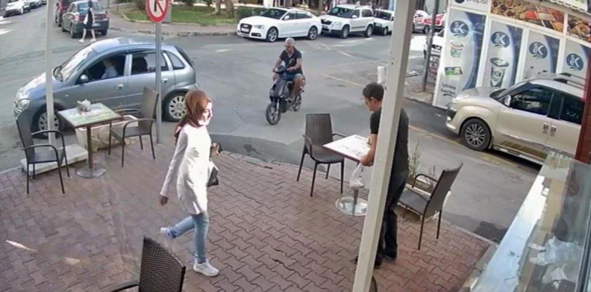 Antalya'da hırsız etrafındaki müşterilere rağmen yere düşen cüzdanı aldı