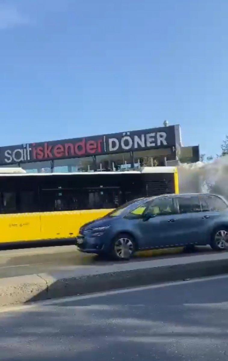 İstanbul'da arızalanan İETT, dumanlar çıkararak yoluna devam etti