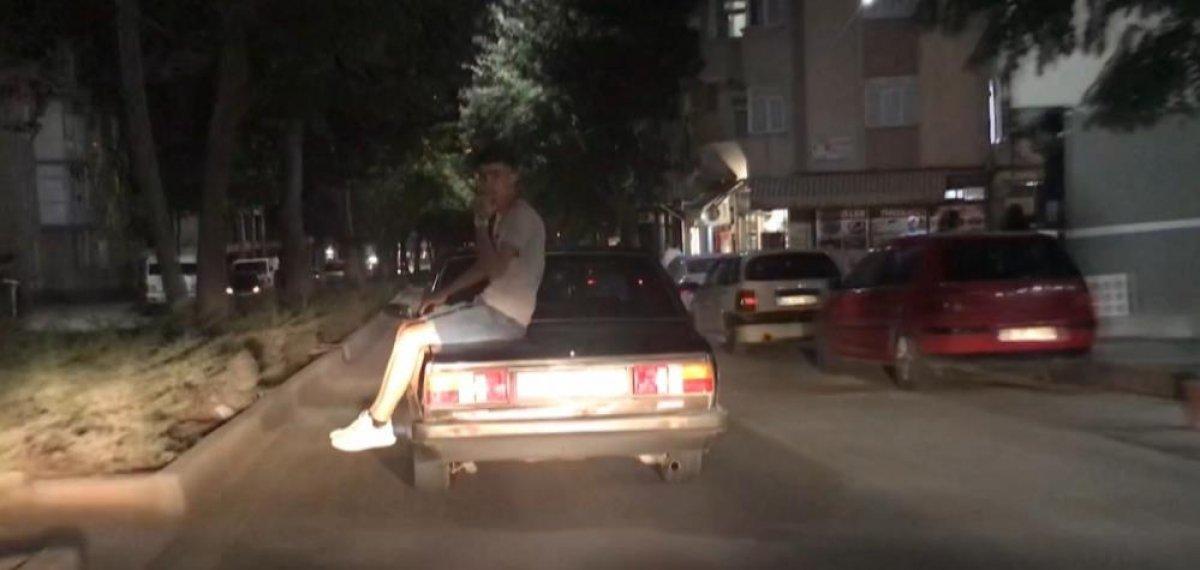 Elazığ'da otomobilin üzerinde tehlikeli yolculuk kamerada